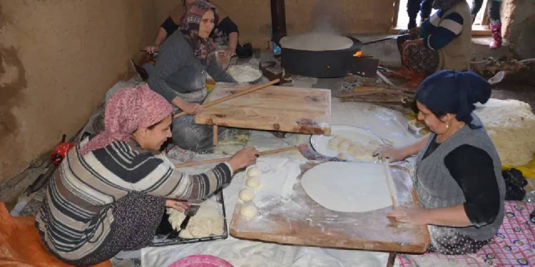 Bir yazın bir de kışın yapıyorlar! İmece usulü herkesi bir araya getiriyor: Sabah başlayan mesai geç saatlere kadar sürüyor 3